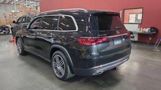 奔驰gl550,作为奔驰gl-class系列中的顶级大尺寸七座suv,其售价区间为