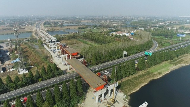 353省道跨盐靖高速大桥半幅箱梁顶推安装到位