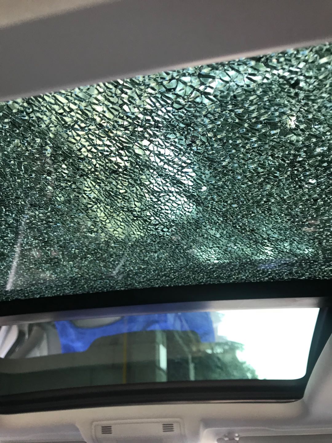 如何判断玻璃是自裂还是撞击