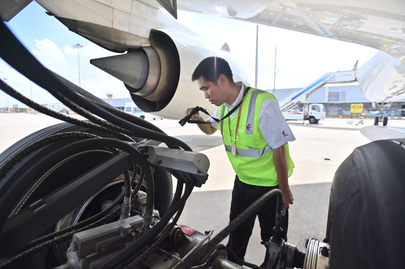 暑运单日航班超3000班创今年新高,东航机务员工迎"峰"战"夏"