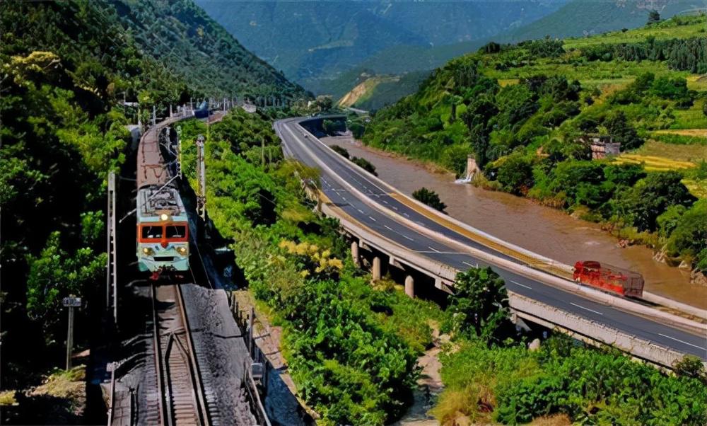 "绿巨人"飞驰大凉山——成昆复线凉山州冕宁米易段建设侧记