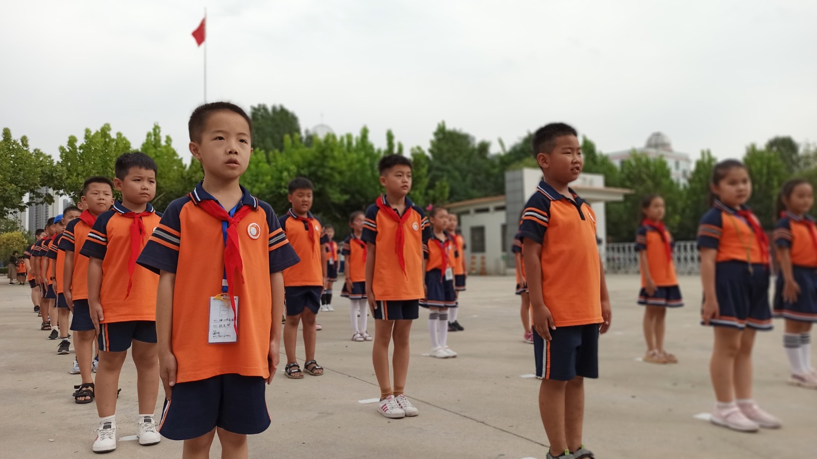 我以英姿献祖国!薛城区双语实验小学举行队形队列比赛