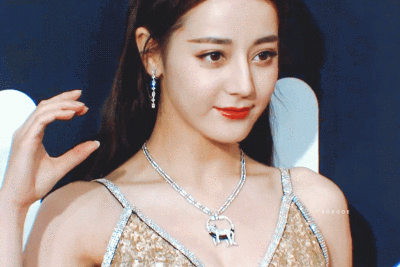迪丽热巴亮相五四晚会,侧编双马尾少女感十足,盛世美颜心动了
