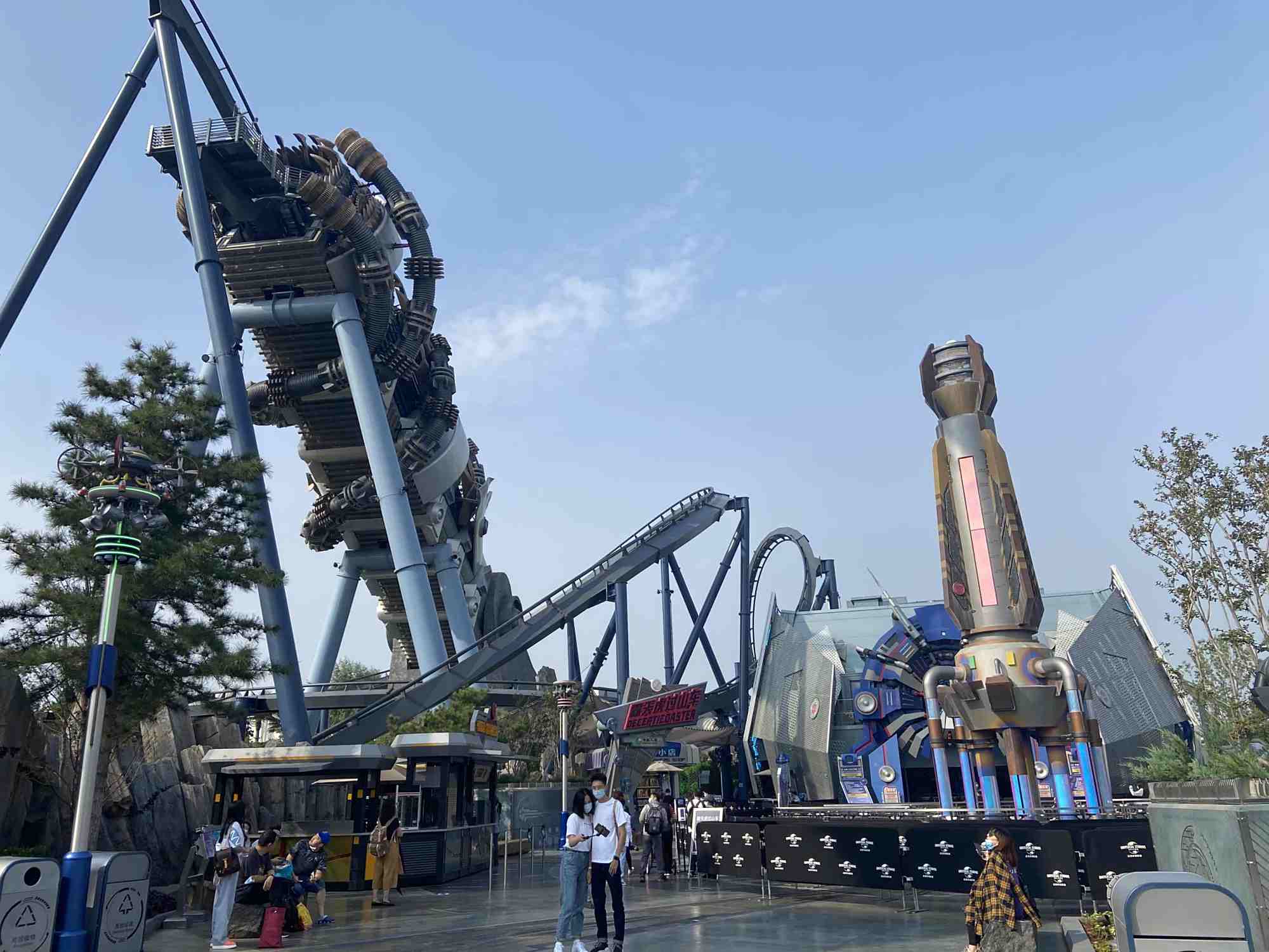 环球影城过山车致颈椎错位?专家:冲击力过大可能会导致颈椎损伤