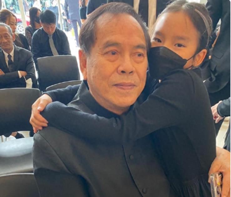 泰国女艺人aff父亲去世,展现坚强与勇敢