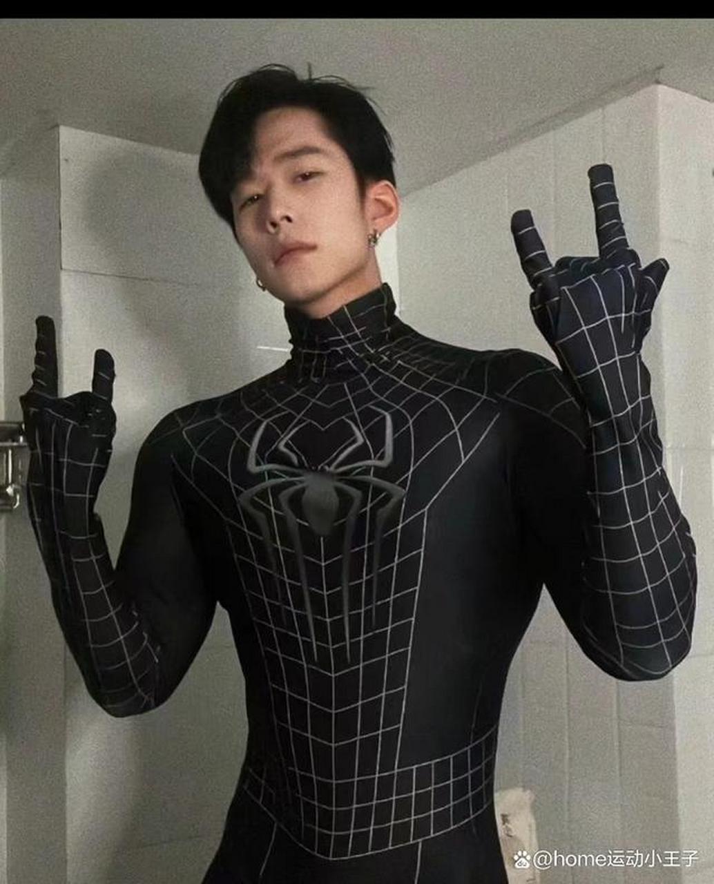 健身帅哥解开蜘蛛侠cosplay紧身衣,脱衣露肉有惊喜!