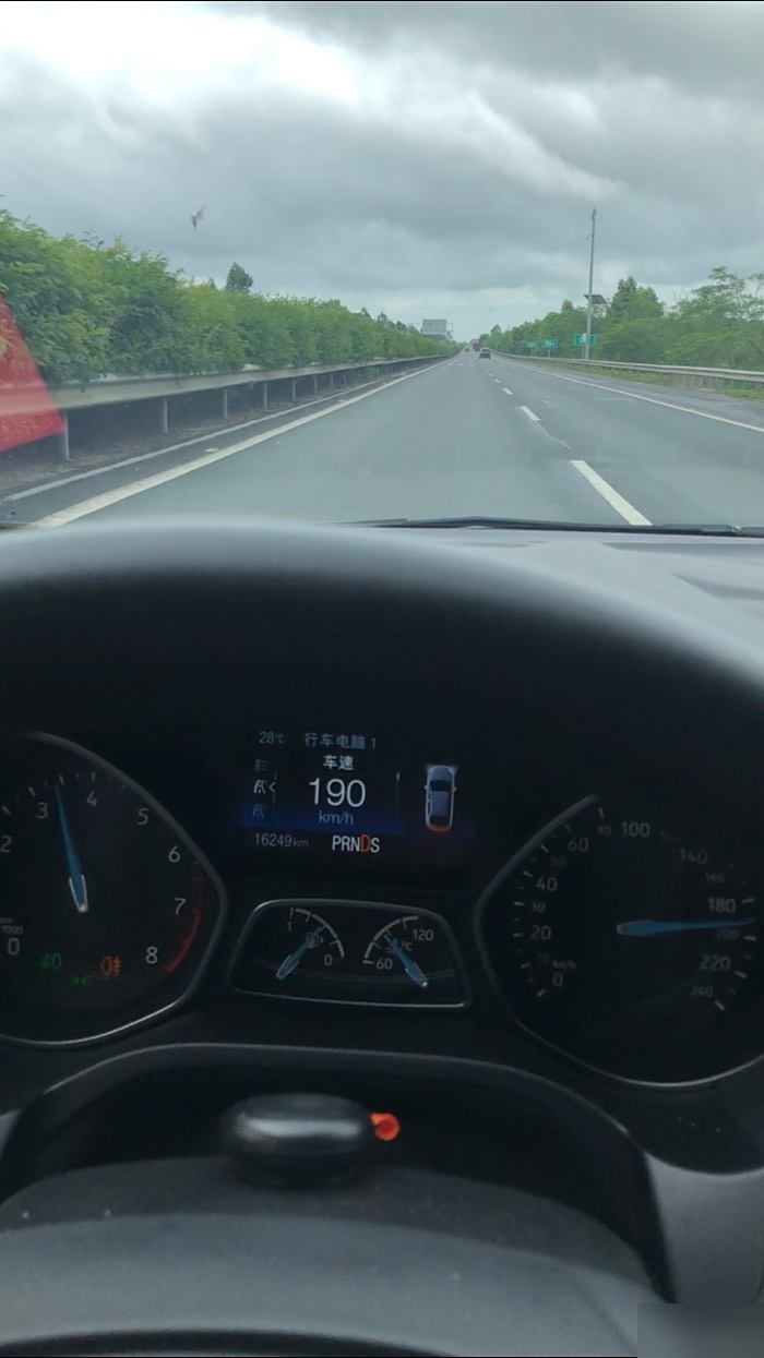 5t车型的动力表现相当可观,足以应对高速公路的行驶需求.