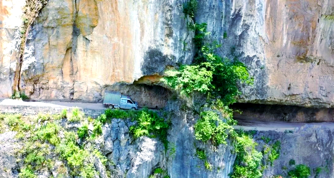 贵州深山探秘:悬崖上的挂壁公路,挑战自然与生命的奇迹