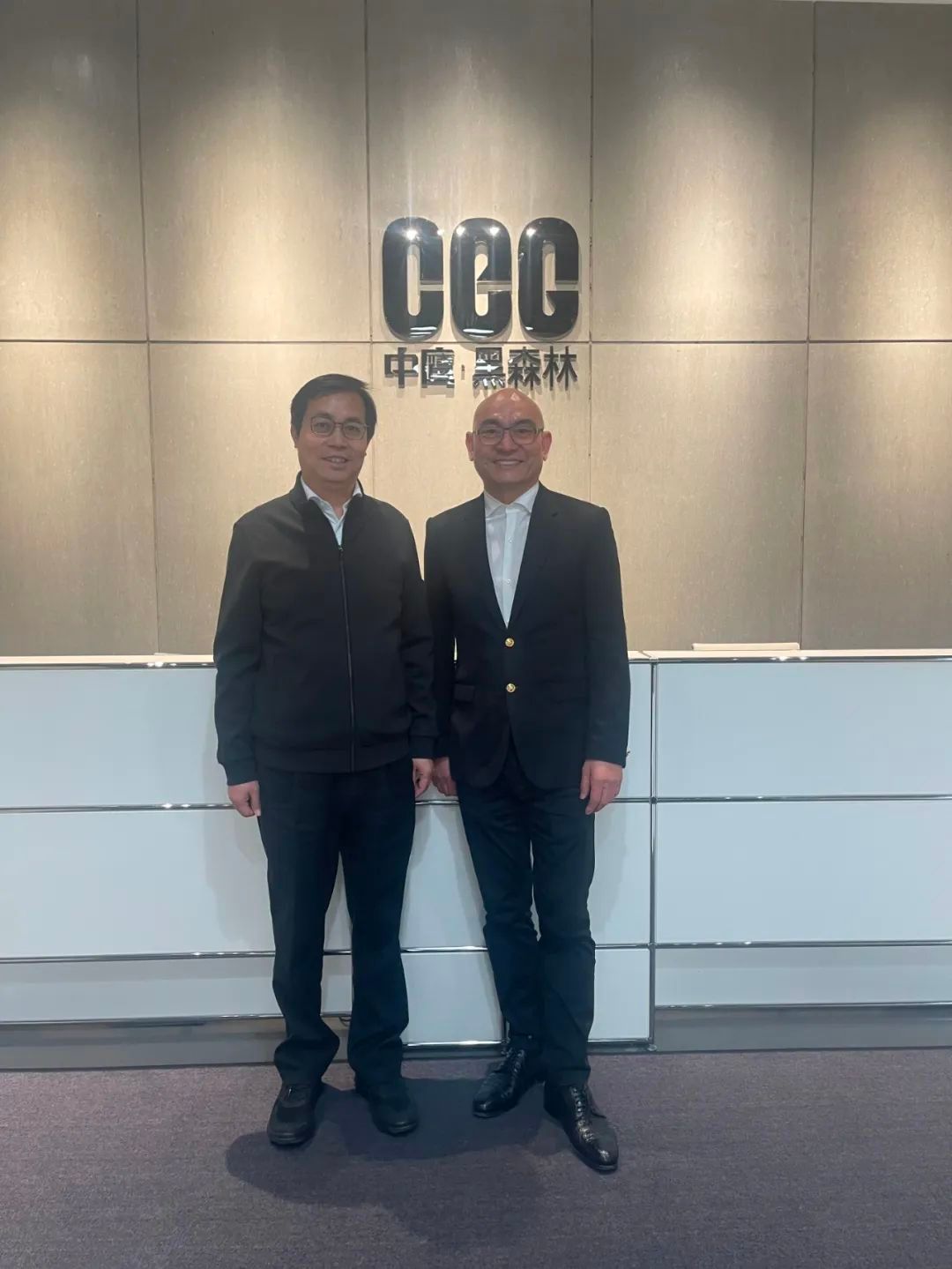 苏州市领导一行人与上海中鹰黑森林投资(集团)有限公司董事长芮永祥