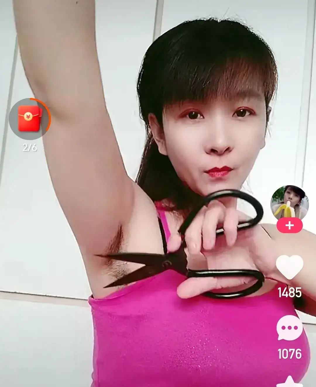 太胆大了!漂亮的女孩很苦恼,公开用剪刀剪腋毛,真的有胆量