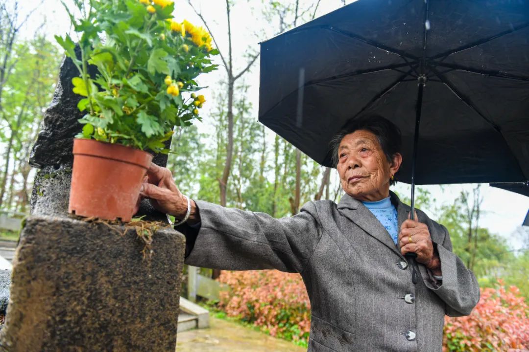 从青丝到白发守护英魂40载