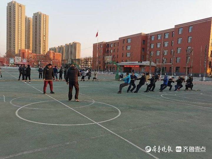 "绳"采飞扬,淄川中学举行全校教职工拔河比赛