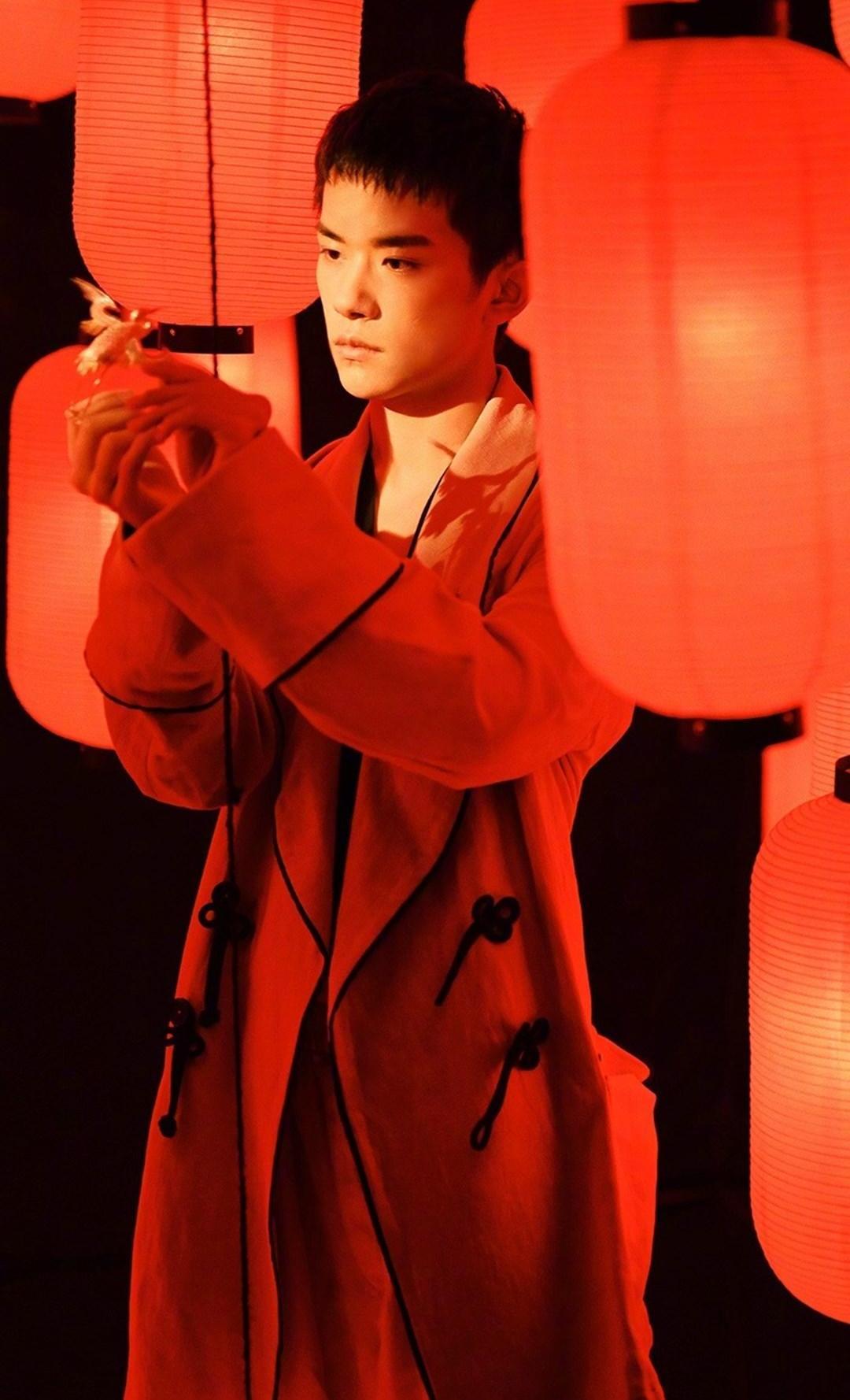 易烊千玺中国风写真来袭,"眼神杀"气势十足,粉丝:这谁顶得住