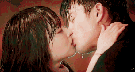 徐仁国朴宝英雨中吻戏高清动图《某天灭亡走进我家门》吻戏甜炸了