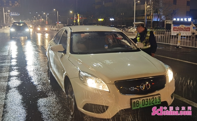 青岛黄岛公安"雷霆12号"行动启动 抓获嫌疑人12名