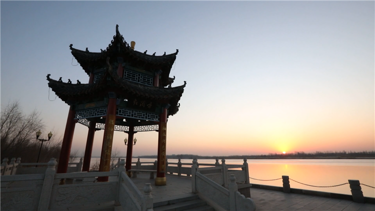 利津县黄河尾闾第一缕阳光跳出地平线流光溢彩霞光摇曳