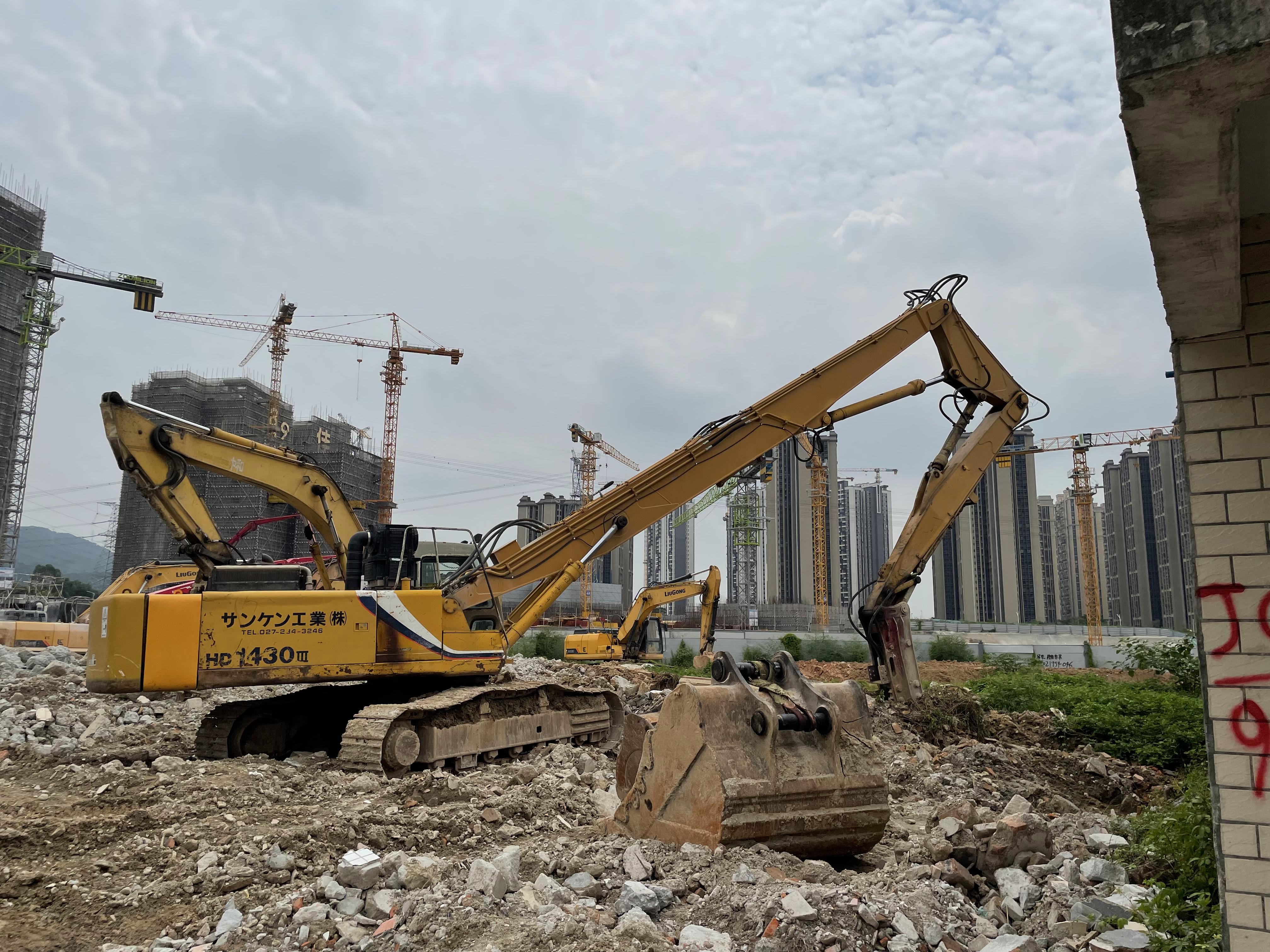 挖机拆楼臂大力支持青岛市拆除违章建筑工作