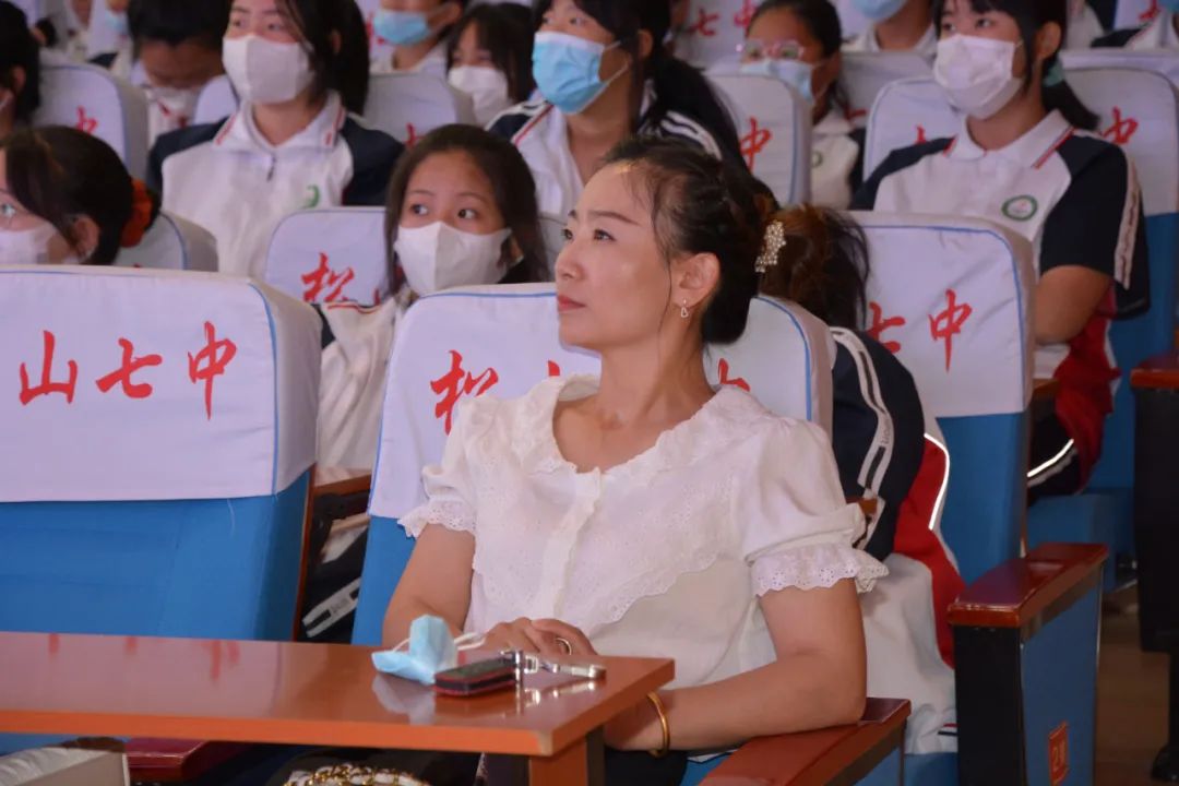 奋斗新征程"内蒙古自治区巾帼宣讲团走进赤峰市松山区第七中学