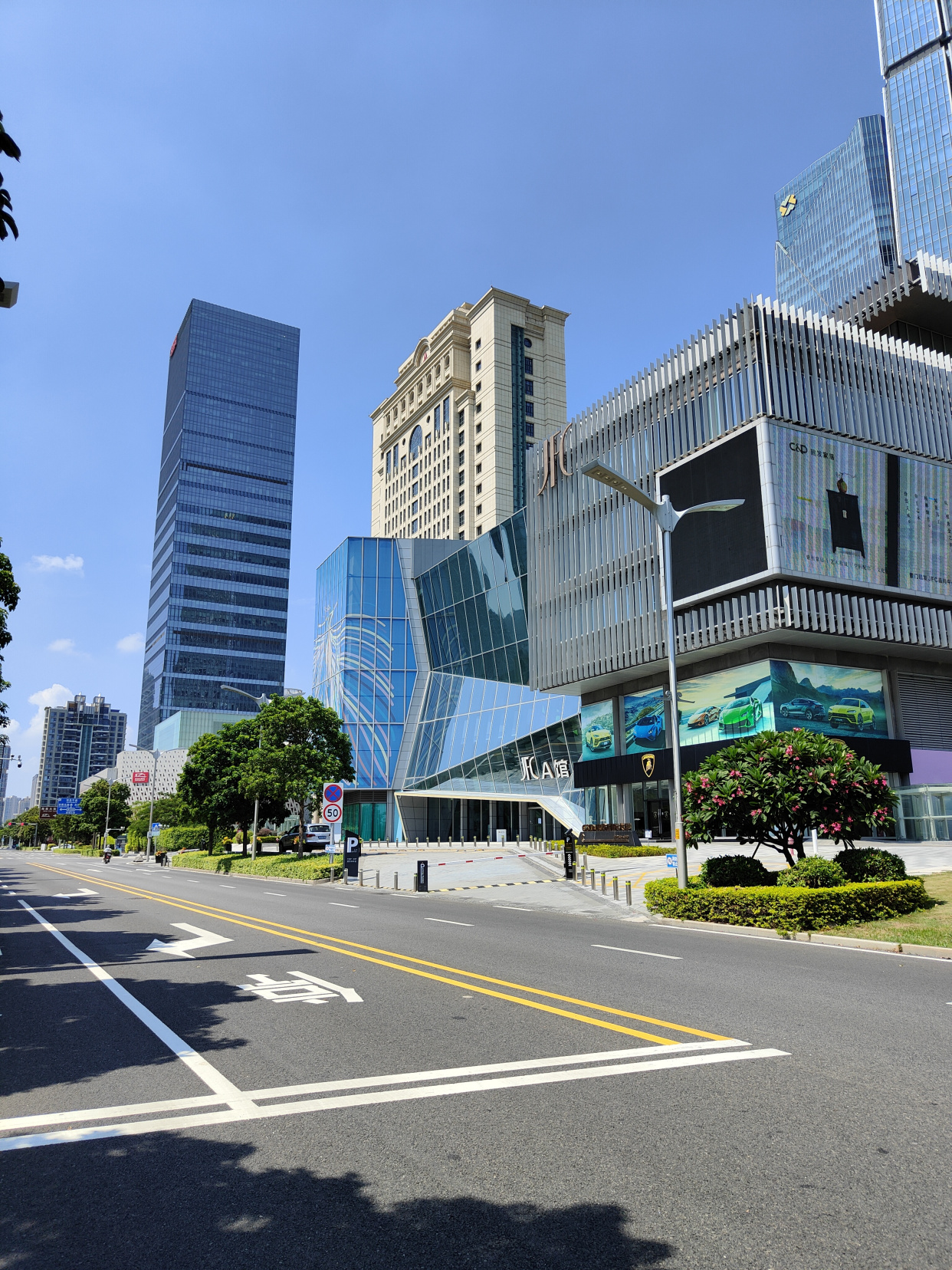 厦门会展中心高楼林立,海景绝佳