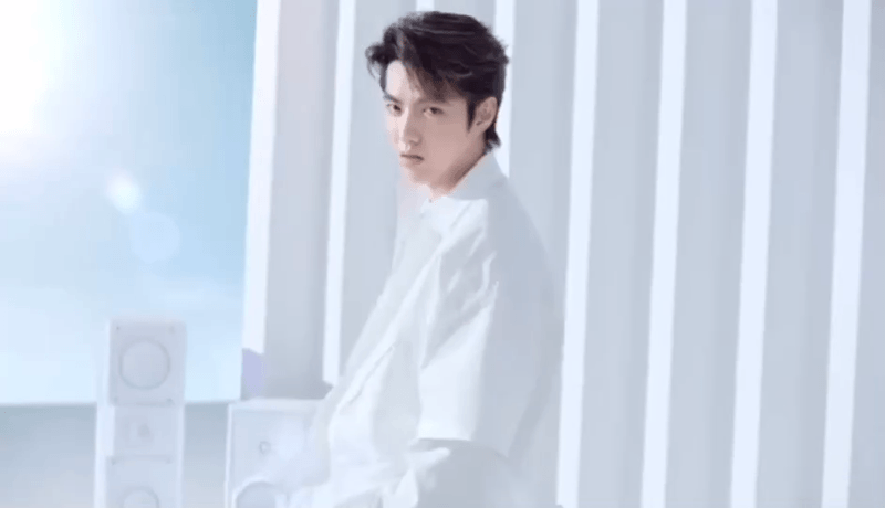 兰蔻公开吴亦凡全新tvc大片 夏天当然是和穿白衬衫的凡凡最配啦!