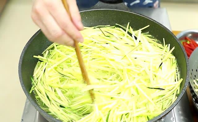 和老年朋友聊一个贴心的话题:绿皮土豆别舍不得扔