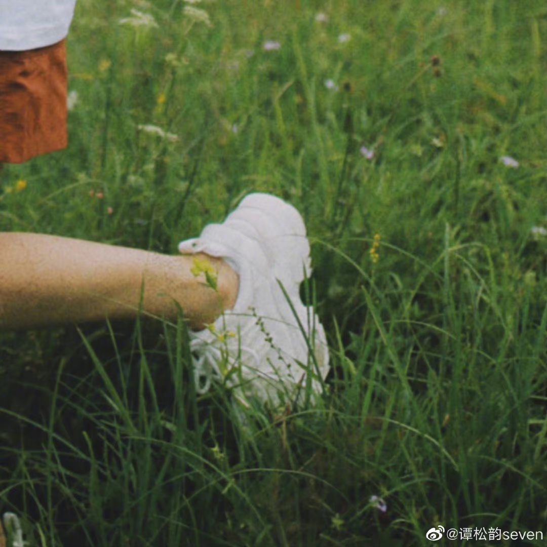 女生伸手比耶背影图片