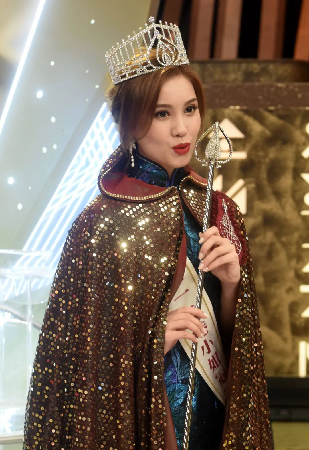 2021年港姐前三甲出炉,又是亚军比冠军漂亮,穿旗袍输赢一目了然