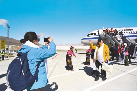 西藏定日机场迎来首架旅游包机