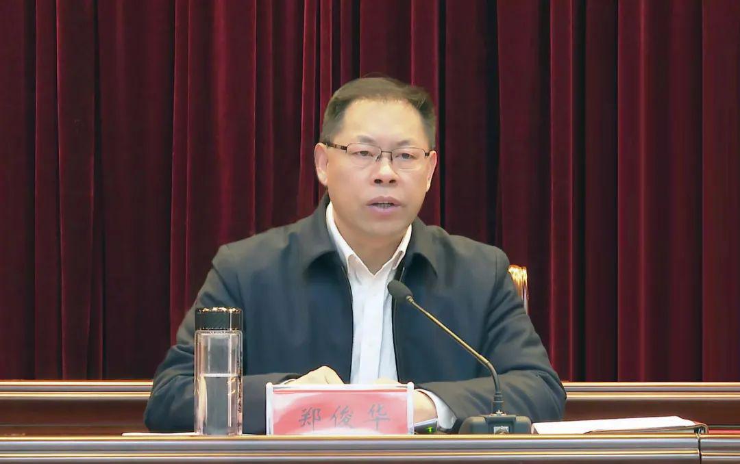 郑俊华在2022年县委经济工作,招商引资暨深入优化营商环境工作会上