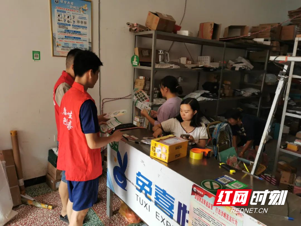 涟源湖泉镇开展禁毒宣传进商铺活动