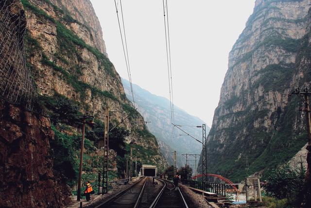 成昆铁路之长河坝火车站,被绝壁包围的隧道车站