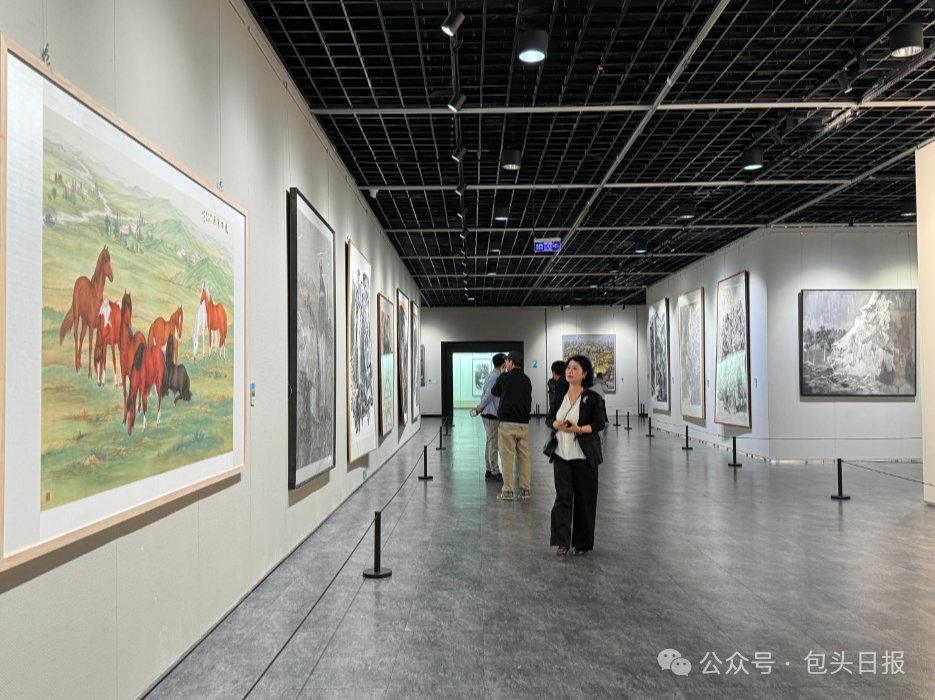 5月15日,"中国梦·艺术草原"全国中国画,油画作品展在包头美术馆开展.