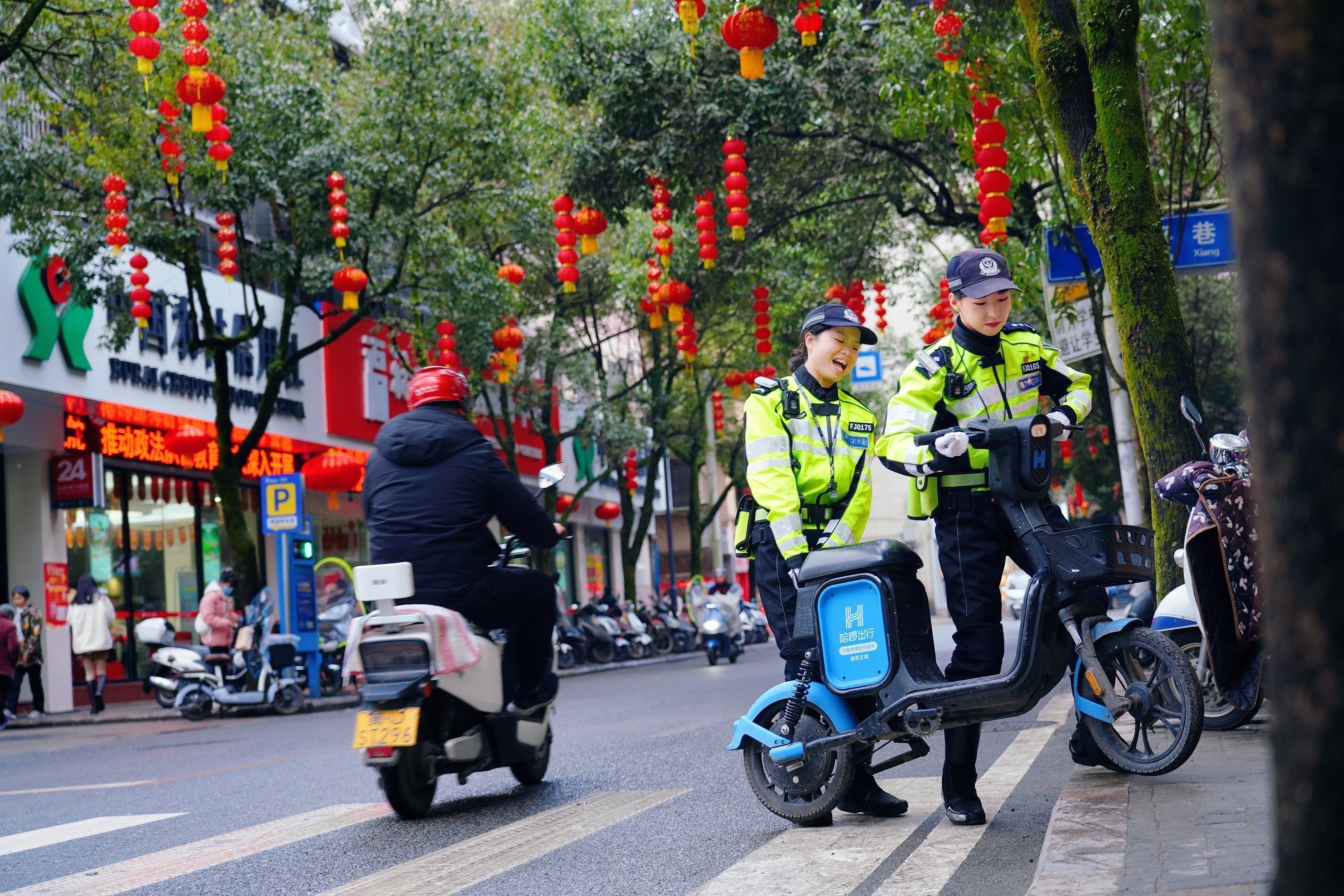 又美又飒!福建寿宁这支女骑警,年味中的别样"警"色