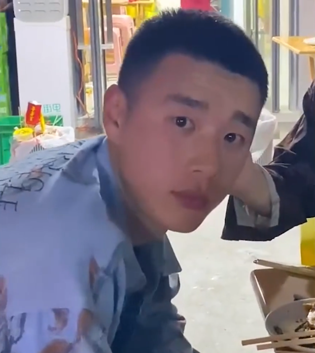 四川一退伍军人喝醉酒,女友放起床号秒清醒,下一秒让人心疼不已