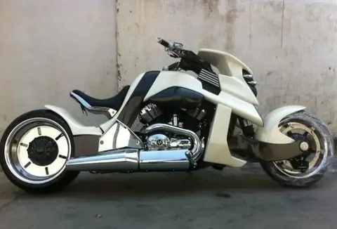 2升油箱,续航里程可达300公里的雅马哈暴龙机车,在丰富多彩的摩托车