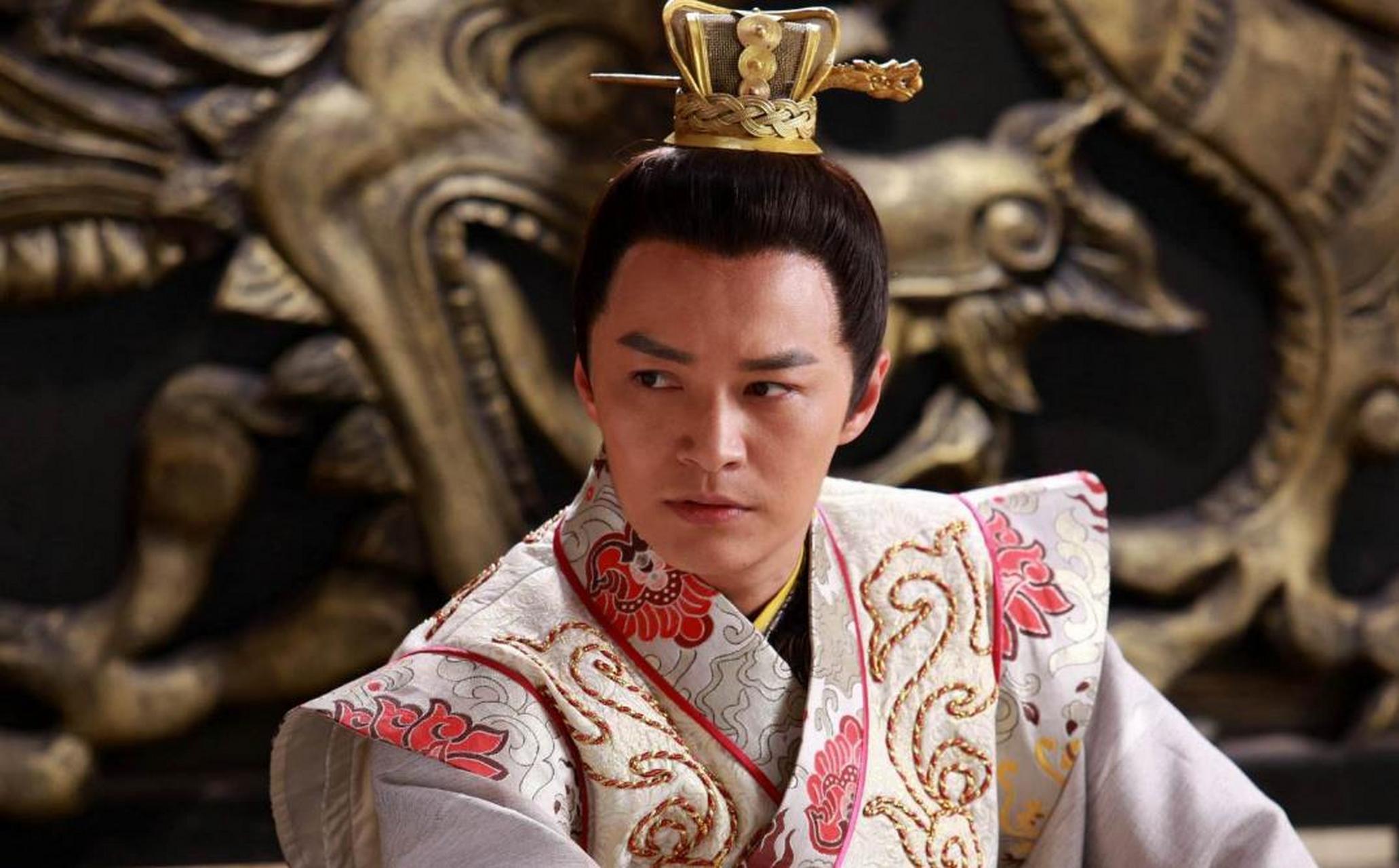 李世民在宫中下棋,没过一会儿就输掉了,他愤怒至极,转身告诉尉迟恭:"