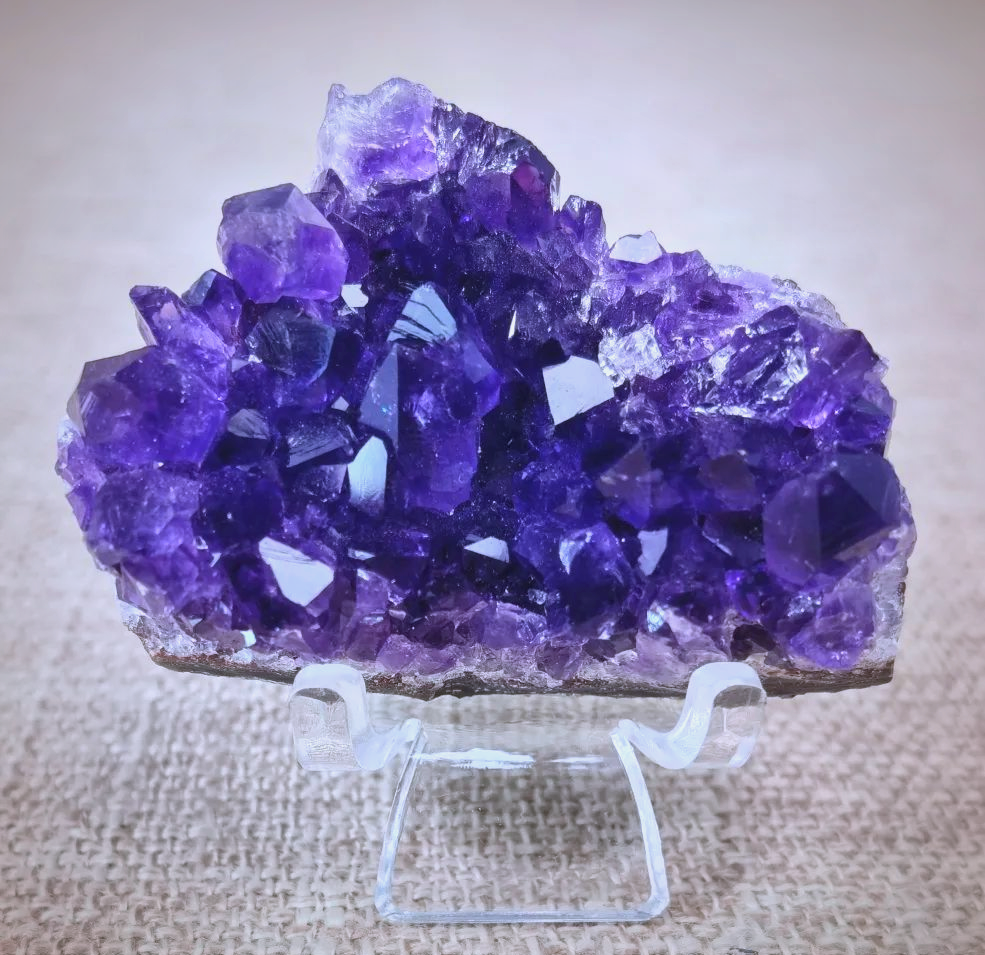 这些精美的矿物结晶体,不仅拥有五彩斑斓的色彩,熠熠