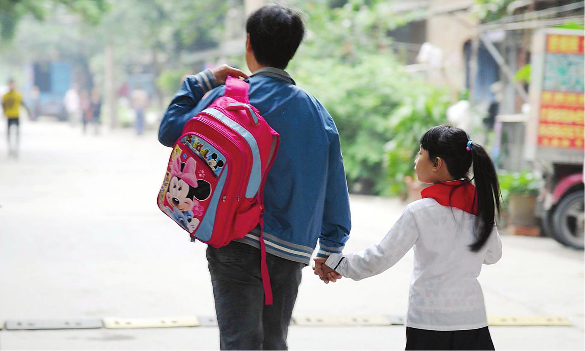 大学教授痛批"接娃放学是溺爱",引家长联合怒怼:你肯定没孩子