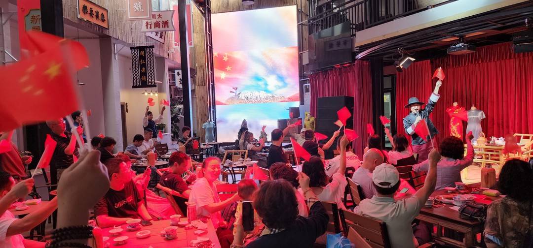 业丹创办的"成都牛市口戏场子"演出持续火爆,老成都下午茶受观众称赞