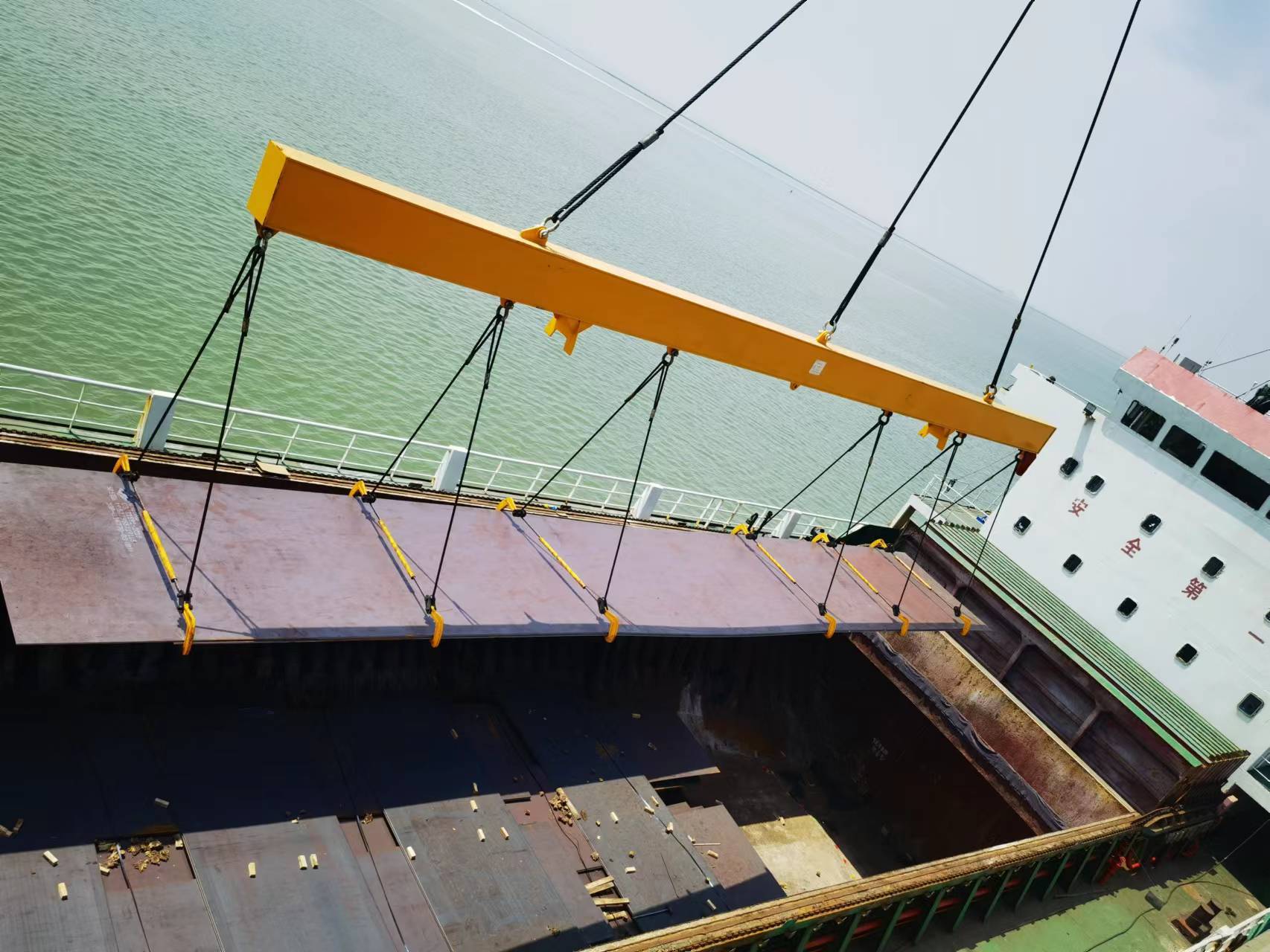 组图丨东营港成功接卸首船超长超重钢板