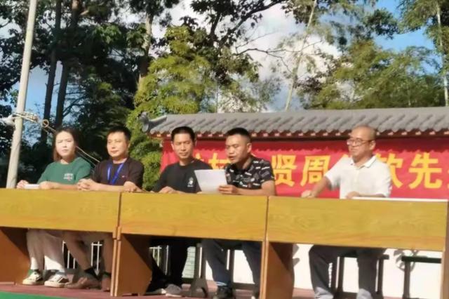 表彰优秀,树立榜样—南平龙村中学举行第一届周华钦先生奖学奖教金