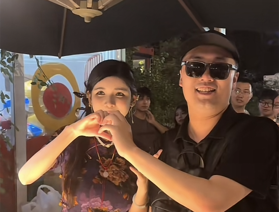 网红狗头萝莉换城市摊煎饼仍火爆!早五点才收摊,还特地配备保安