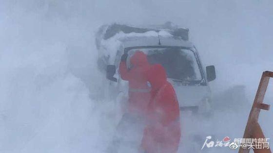 十一级大风袭击玛依塔斯风区 能见度几乎为零