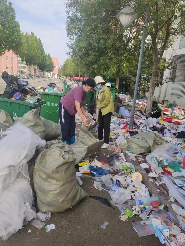 赠宏泰物业主管朱玉萍大姐