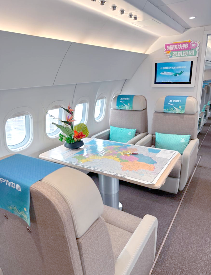 这款飞机专为紧急事件空中指挥而设计,其客舱内部布局独具匠心