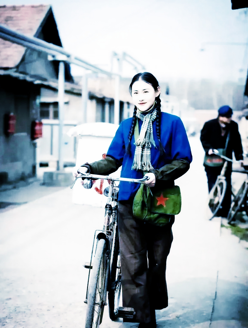 她衣着朴素,脸上却挂着笑容. 姑娘们把自行车推到乡下,卖几毛钱一个.