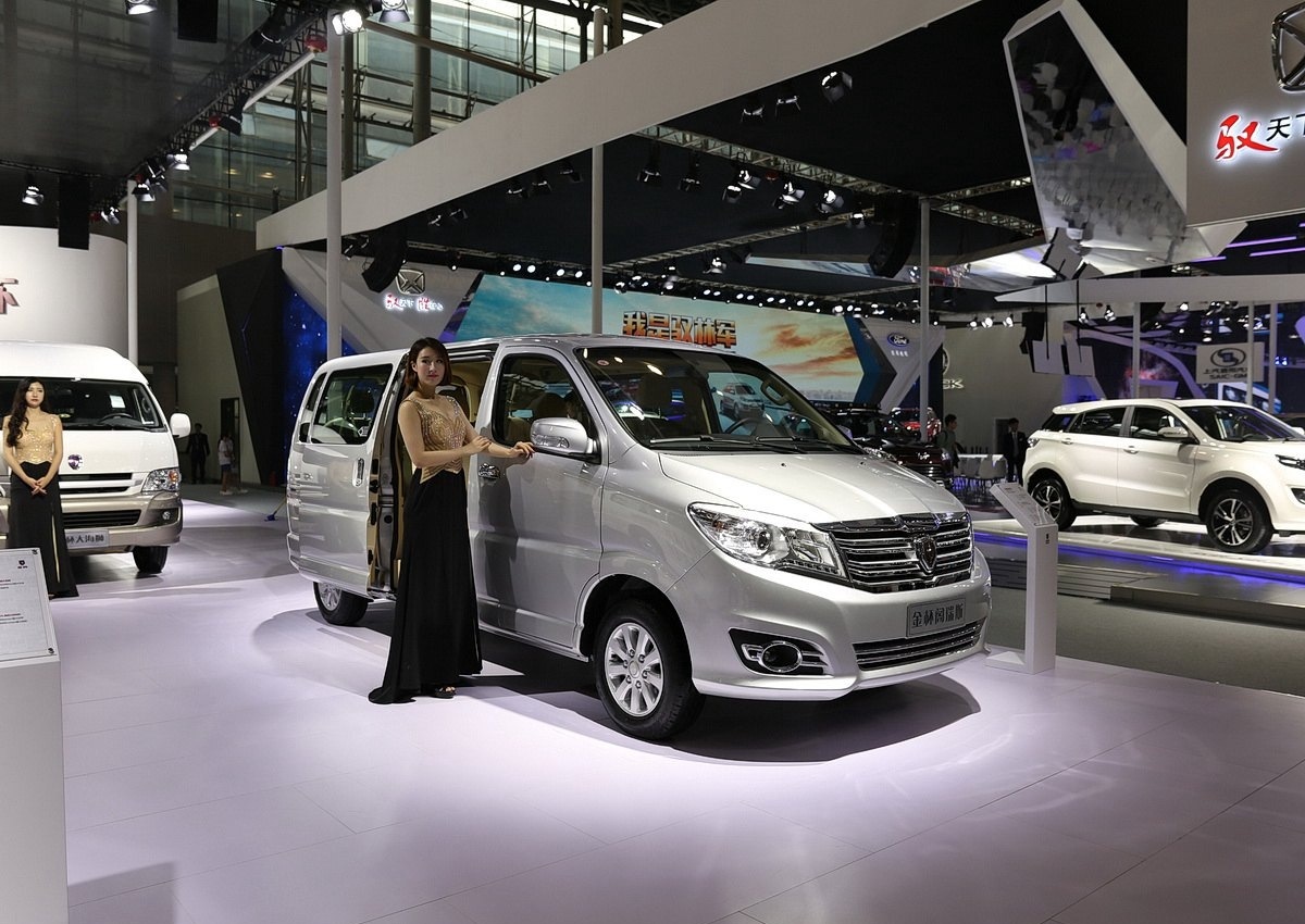 商务车市场上,多款车型备受瞩目,其中包括华晨金杯阁瑞斯,南京依维柯