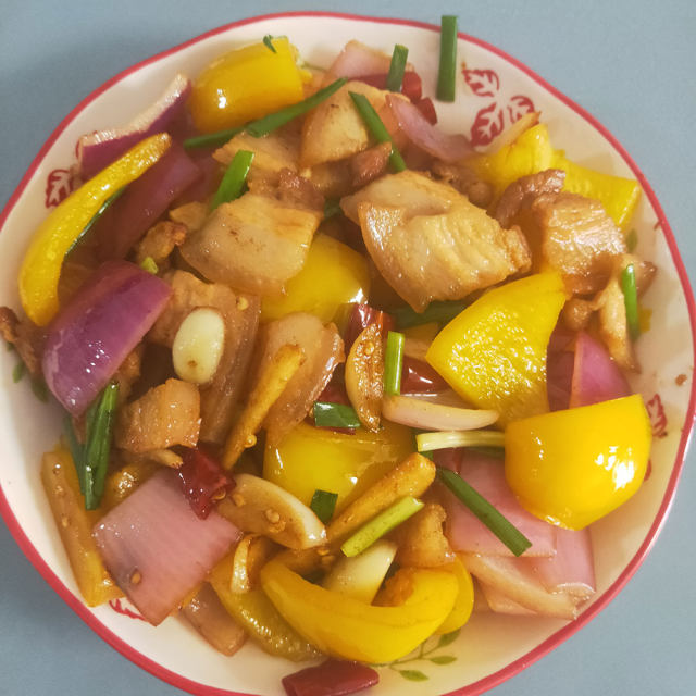 菜椒洋葱炒五花肉,香气四溢,美味下饭