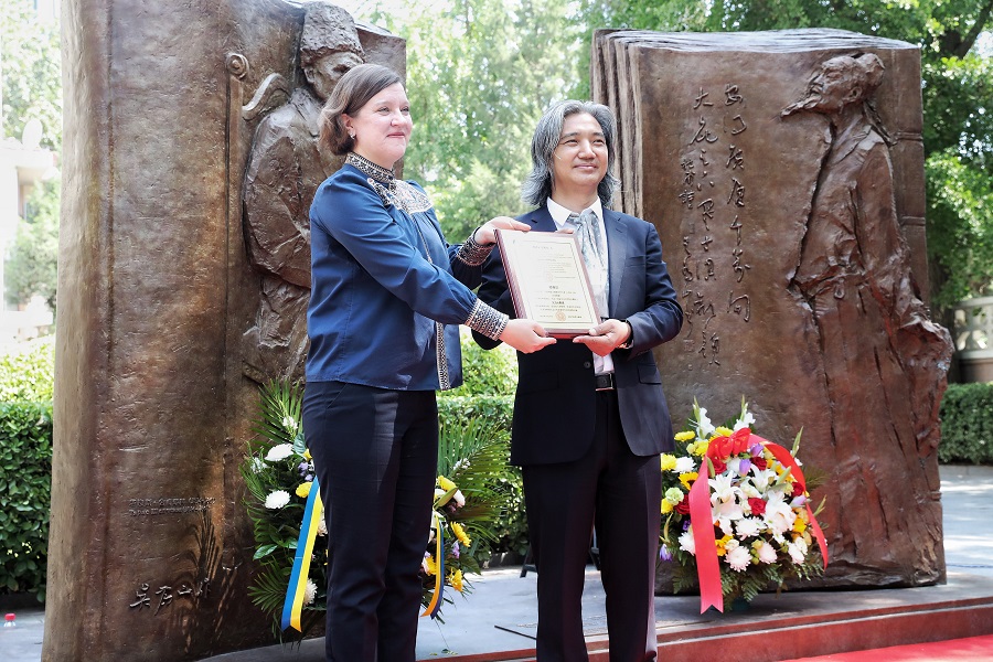 雕塑《灵魂之门》在乌克兰驻华大使馆揭幕