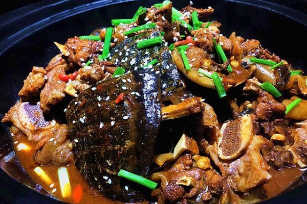 甲鱼焖鸡,口感鲜美,营养丰富,是一道不可多得的美食